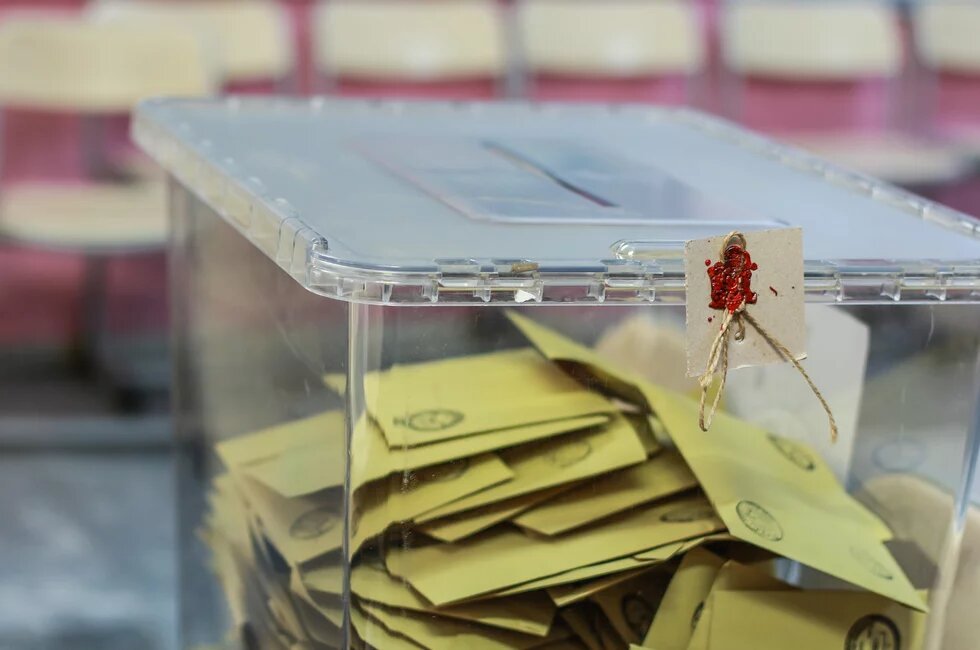 Wahlurne verblombt und voller Wahlzettel