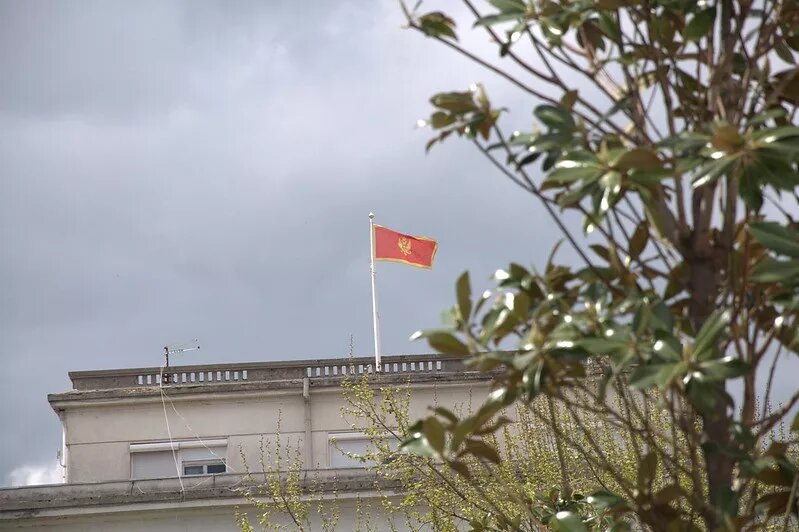 Die Flagge von Montenegro auf einem Gebäude