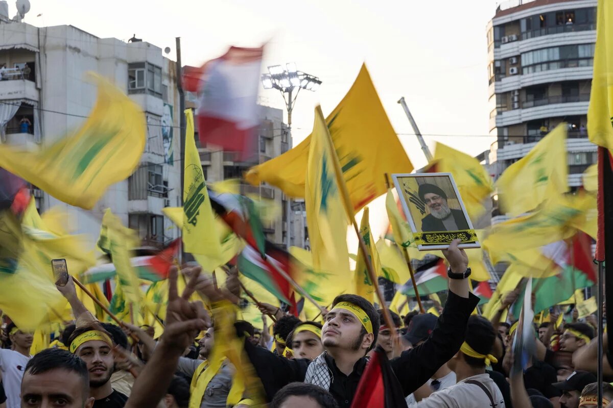 3. November 2023, Beirut, Libanon: Ein Mann hält ein Bild von Hisbollah-Generalsekretär Hassan Nasrallah während Nasrallahs live gestreamter Rede.