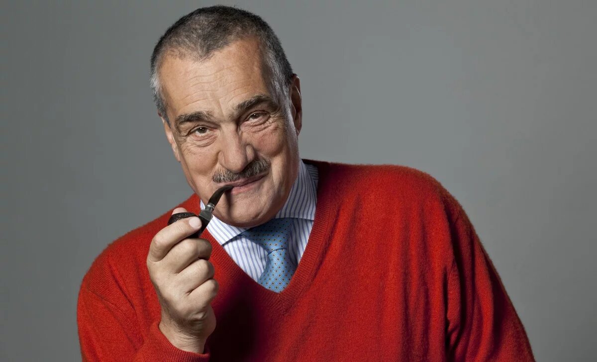 Karel Schwarzenberg raucht eine Pfeife