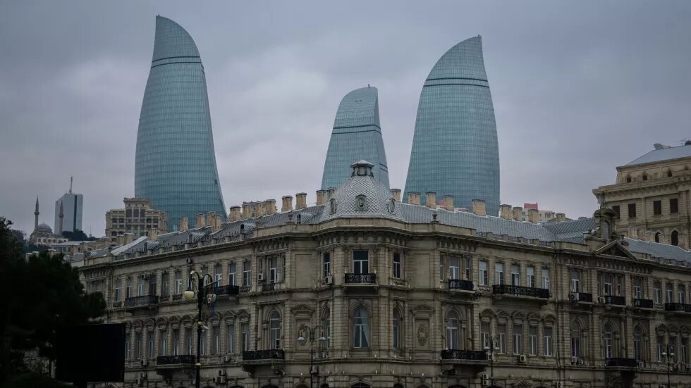 Buildings and a flame tower in Baku, Azerbaidschan