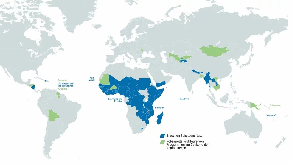 Karte: Weltkarte zeigt Länder, die Schulden erlassen brauchen (blau) und potenzielle Profiteure von Programmen zur Senkung der Kapitalkosten (grün).
