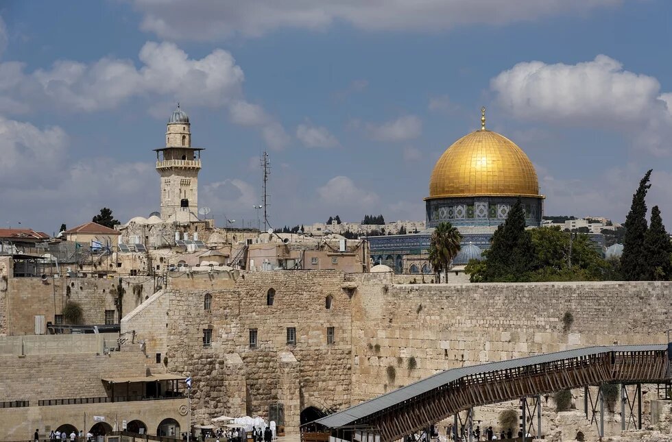 Blick auf den Tempelberg in der Altstadt von Jerusalem, einschließlich der Klagemauer und des goldenen Felsendoms