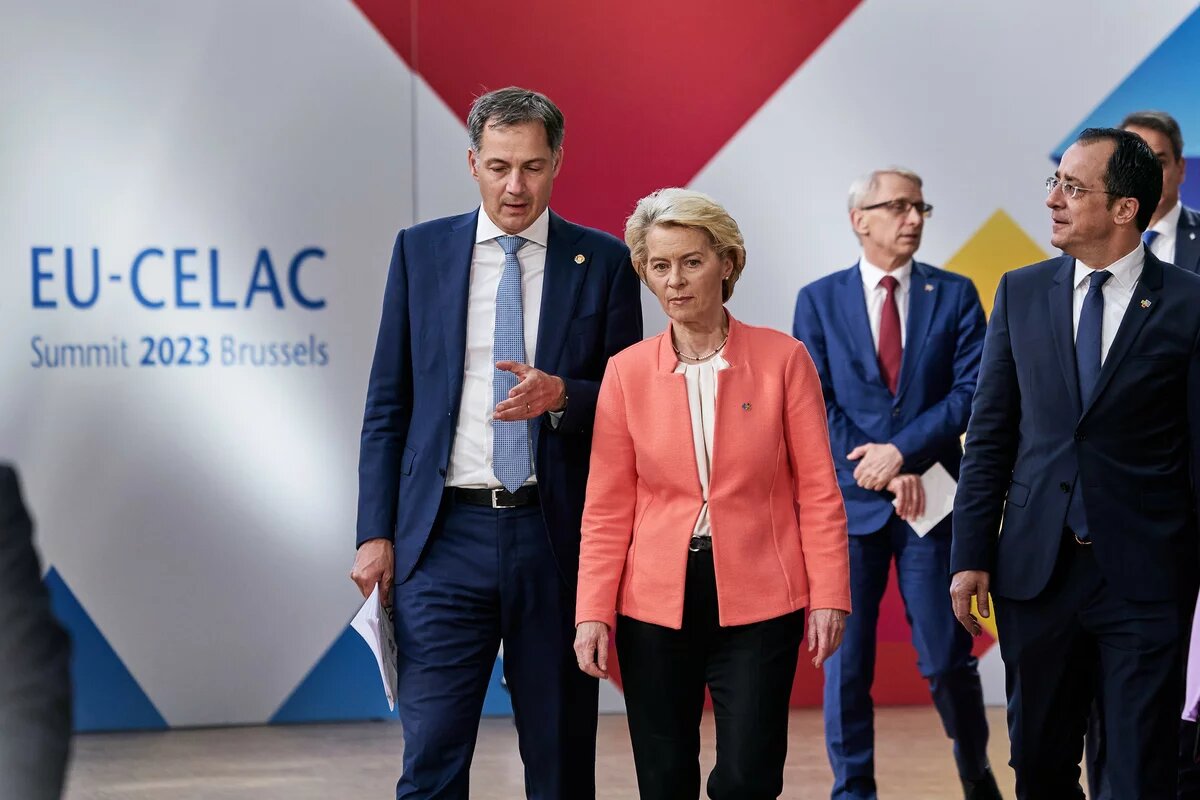 GPT  Foto: Im Vordergrund sind EU-Kommissionspräsidentin Ursula von der Leyen und Belgiens Premierminister Alexander De Croo im Gespräch. Dahinter stehen Bulgariens Premierminister Nikolai Denkov und Zyperns Präsident Nikos Christodoulidis.