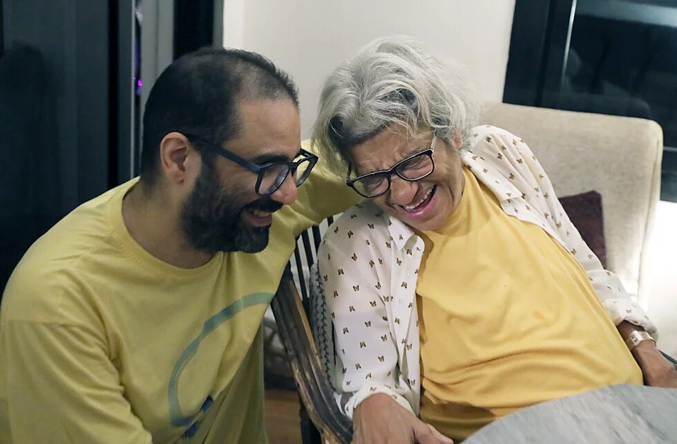 Aktivist Alaa Abdel Fattah (L) sitzt mit seiner Mutter, Laila Soueif, in seinem Haus, nachdem er am 23. September 2025, aufgrund einer Begnadigung durch den ägyptischen Präsidenten Abdel Fattah El-Sisi aus dem Gefängnis entlassen wurde. 23. September 2025 I Kairo, Ägypten Alaa Abdel Fattah sitzt mit seiner Mutter, Laila Soueif und umarmt sie.