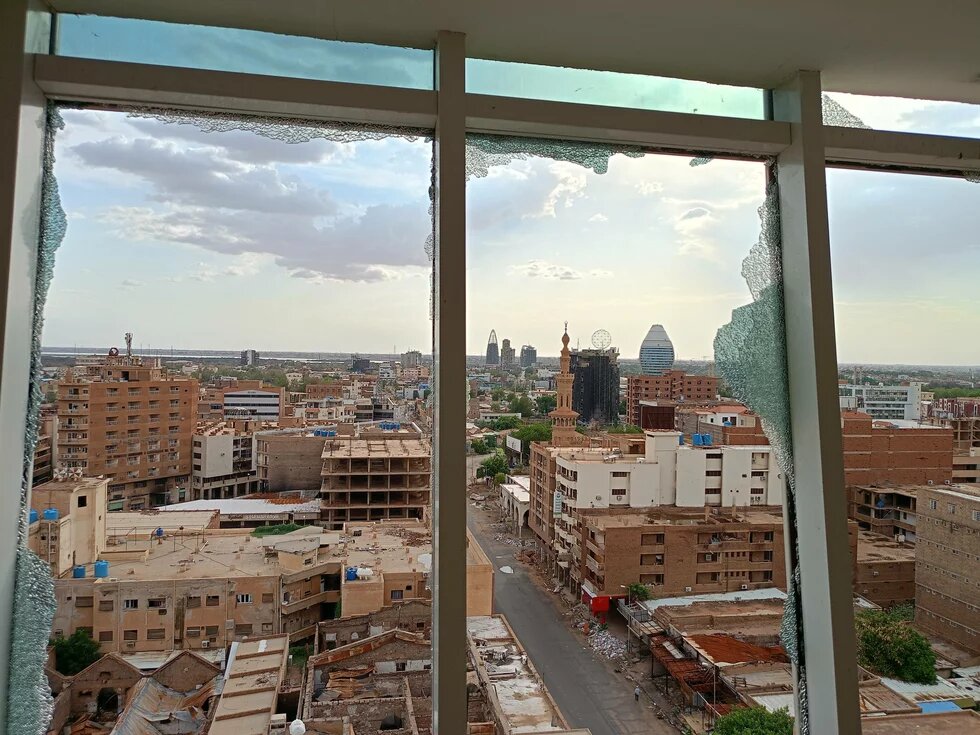 Ein Blick aus dem Zentrum von Khartum, Sudan, zeigt die Schäden an Ministerien, staatlichen Einrichtungen und großen öffentlichen und privaten Unternehmen nach 23 Monaten intensiver Kämpfe am 14. Juli 2025. Blick einem kaputten Fenster auf das zerstörte Zentrum von Khartum, Sudan.