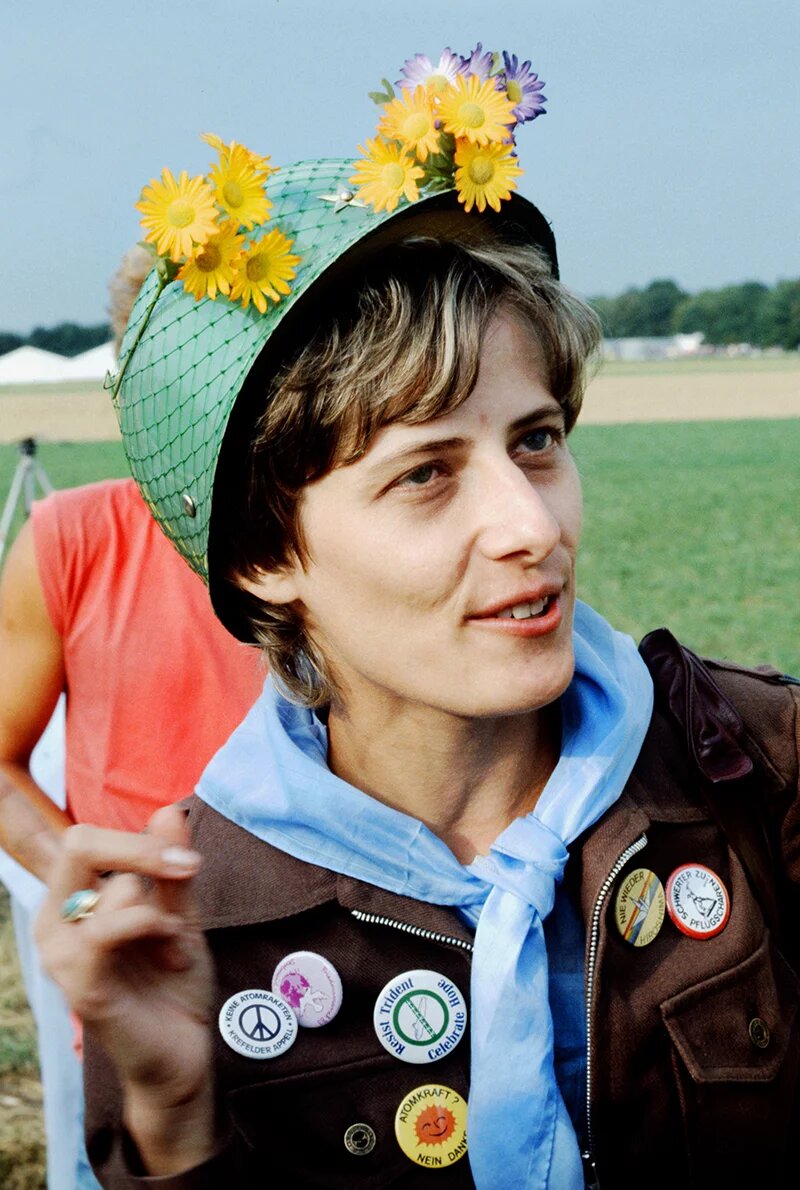 Portrait von Petra Kelly bei einer Demonstration in Mutlangen 1982