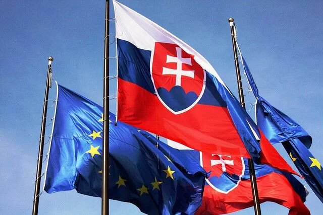 Flagge der Slowakei und der Europäischen Union
