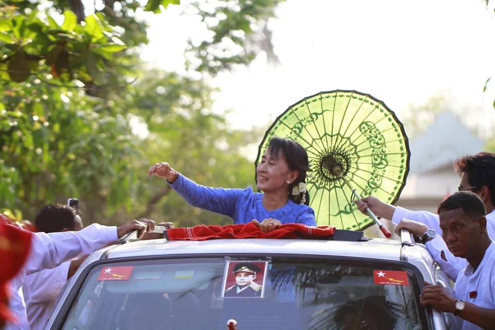 Aung San Suu Kyi in car