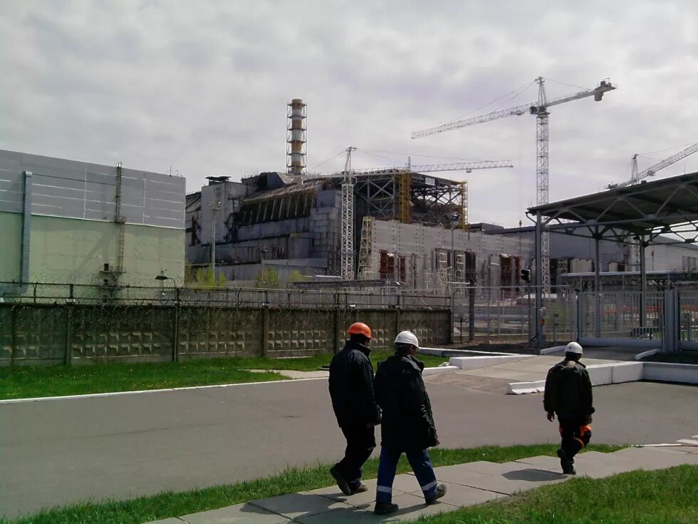 Arbeiter vor dem Katastrophenreaktor im April 2015 - Der Reaktor erhält derzeit eine neue Schutzhülle