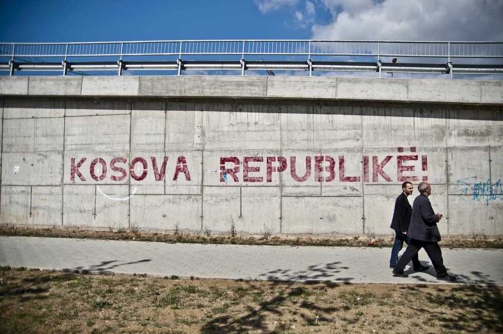 Häuserwand in Priština