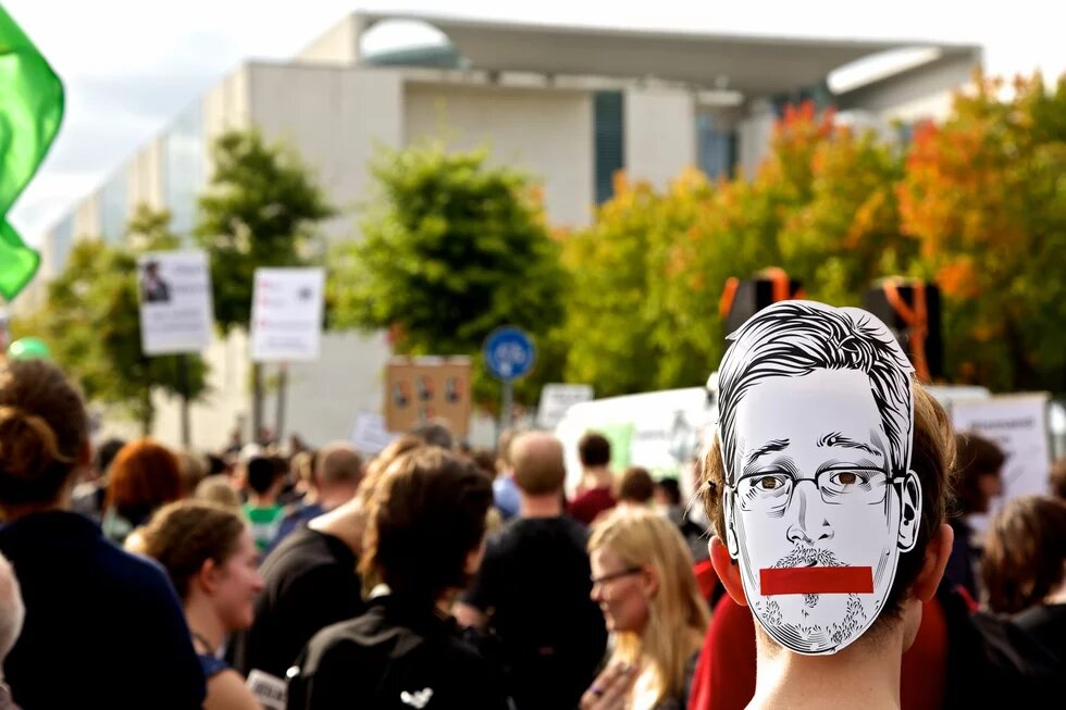 Demonstrant mit Snowden-Maske bei einer Demonstration gegen Überwachung in Berlin