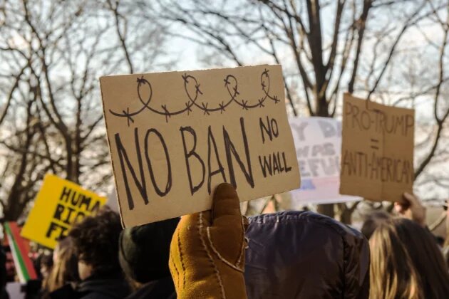 "No Ban, No Wall"-Schild auf einer Demonstration gegen das Einreiseverbot für viele Muslime