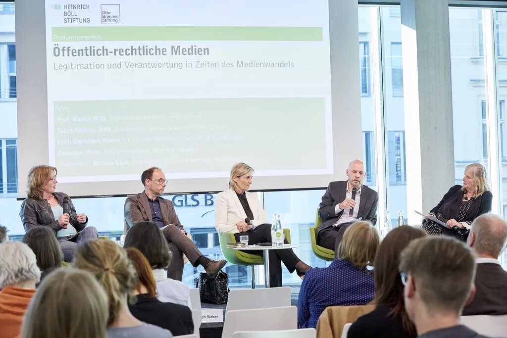 Podium auf der Tagung "Öffentlich-rechtliche Medien im (digitalen) Wandel "