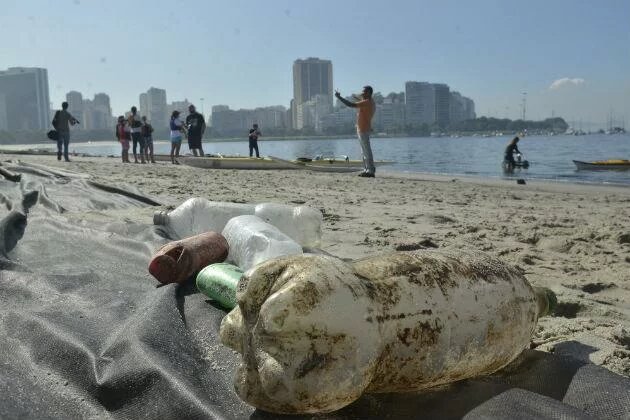 Leere Plastikflaschen an der Guanabara-Bucht in Rio de Janeiro, Brasilien.