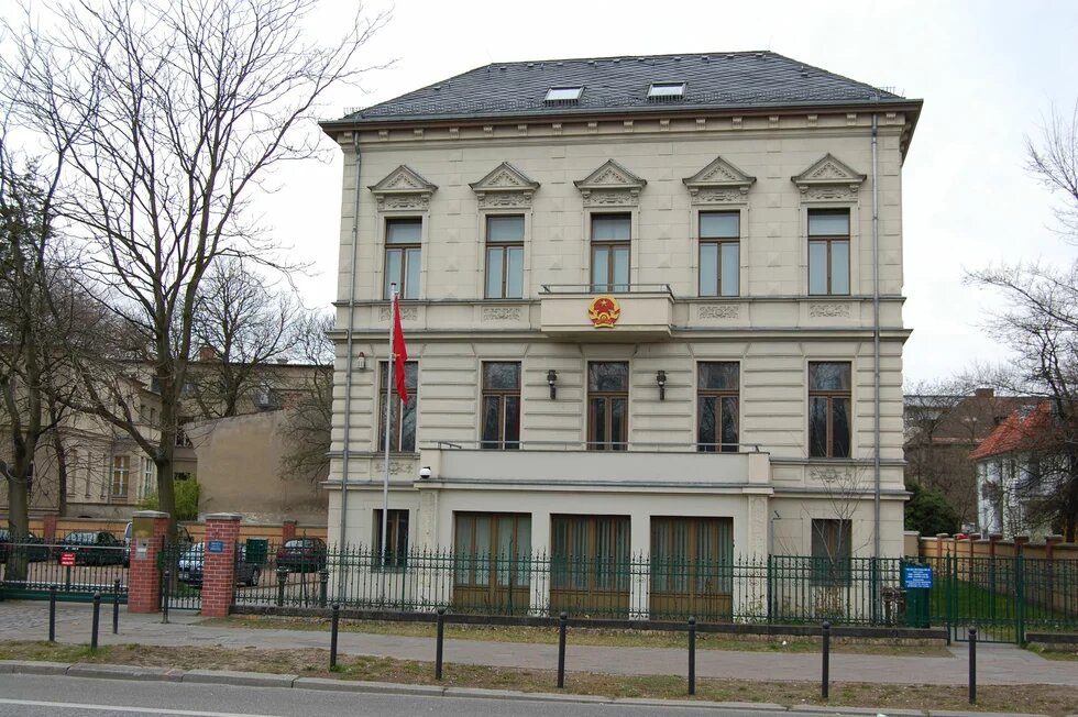 Die vietnamesische Botschaft in Berlin: Weißes Gebäude mit Emblem und Flagge Vietnams