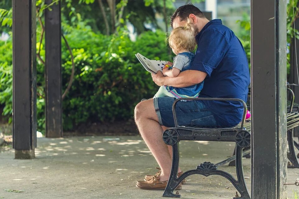 Feminismus & Gender: Vater mit Kind auf Parkbank