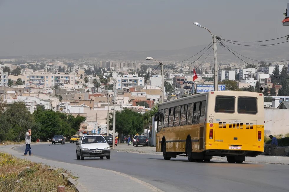 Ein gelber Bus auf einer Straße in Tunis