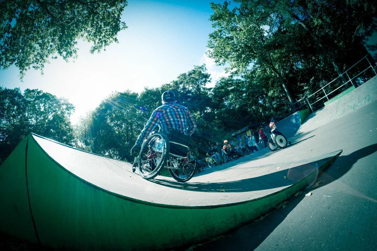 Ein Rollstuhlfahrer auf einer Rampe in einem Skatepark