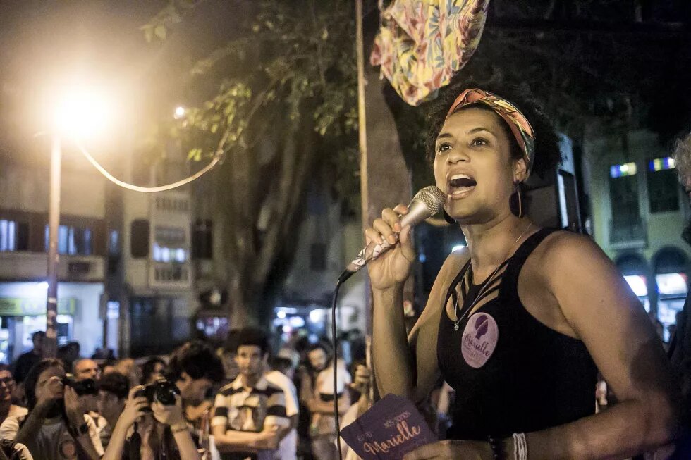 Marielle Franco mit Mikrofon vor einer Menschenmenge