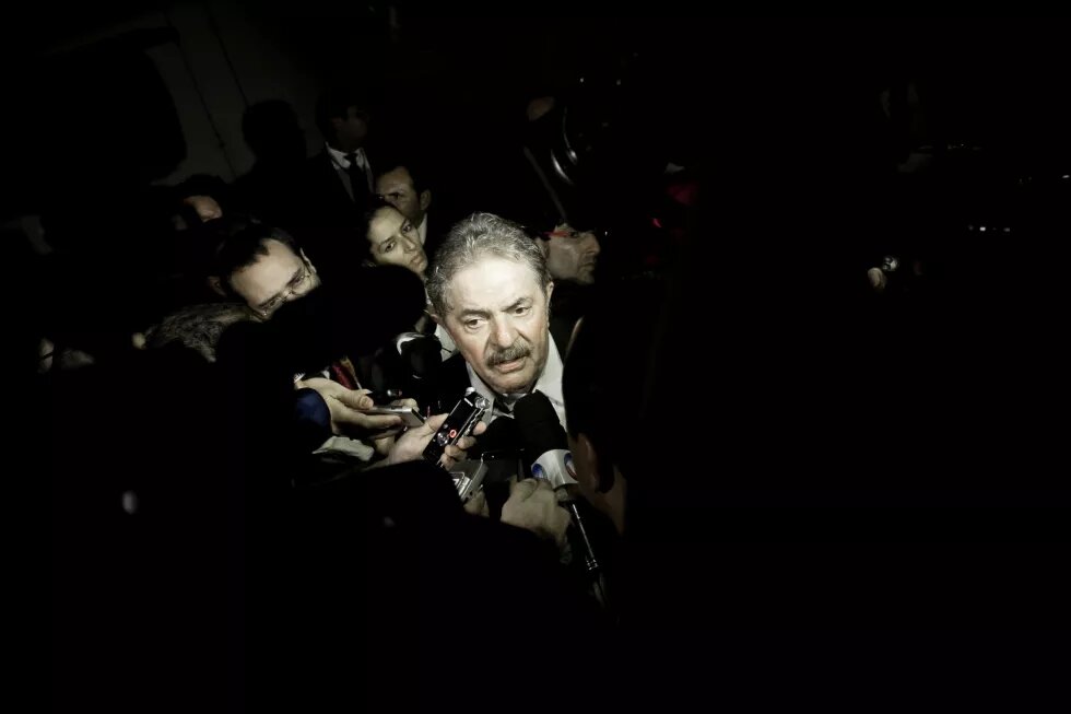 Ex-Präsident Lula da Silva umringt von Mikrofonen und Reporter/innn