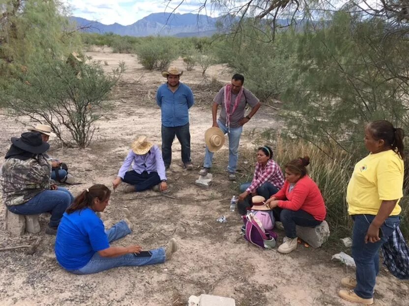Coahuila, Oktober 2017: Verschnaufpause der Angehörigengruppe VIDA bei ihrer wöchentlichen Suche nach menschlichen Knochenresten in der Wüste um Torreón.