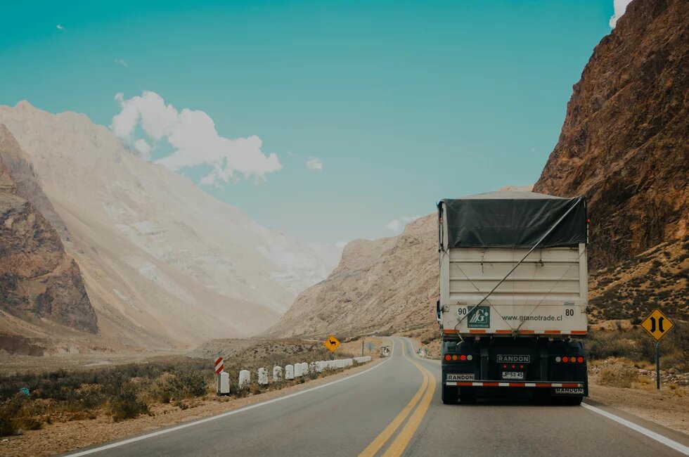 Lastwagen auf einer Gebirgsstraße in Mendoza, Argentinien