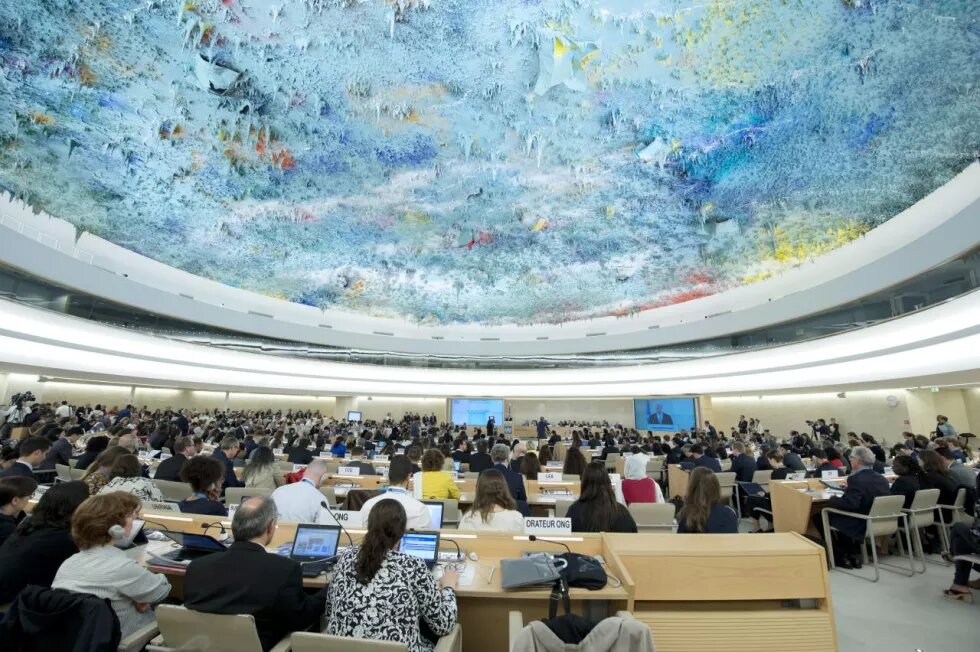 Eine Sitzung im UN-Menschenrechtsrat unter der bunt bemalten Decke.