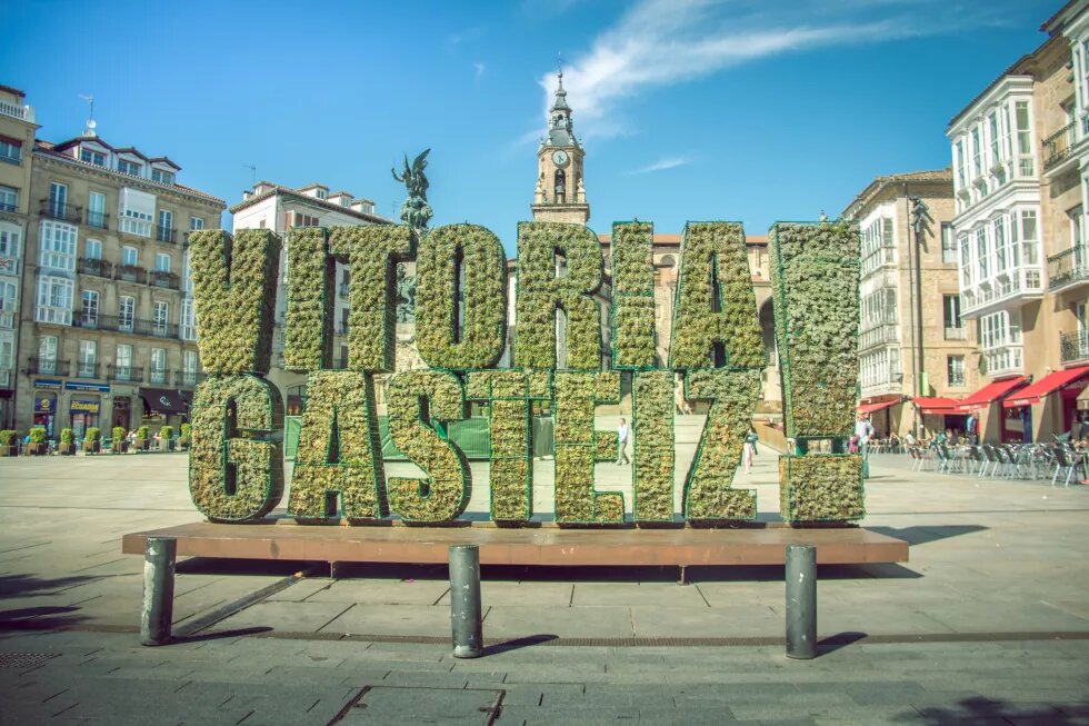Kommunale Verkehrswende. Vitoria-Gasteiz: Die Stadt für Fußverkehr und Radverkehr. Foto von einer Hecke, die den Namen der Stadt buchstabiert.