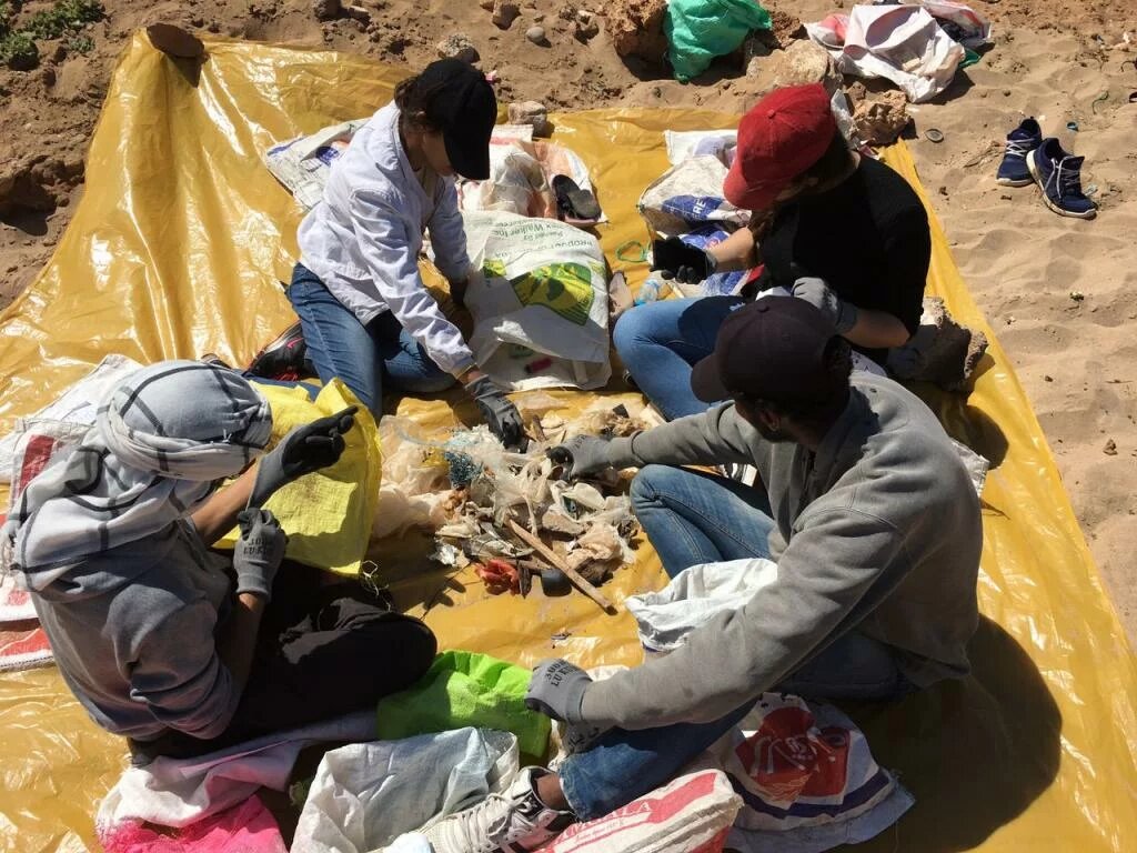 Zero Zbel - Marokko: Menschen sammeln Plastikmüll am Strand