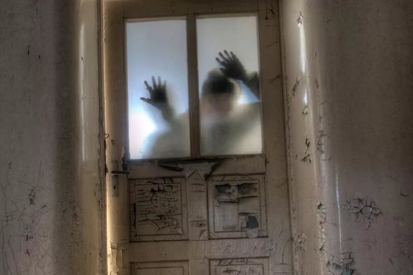 Zombies - Jens Balzer Vortrag - Titelbild Hände an der Tür