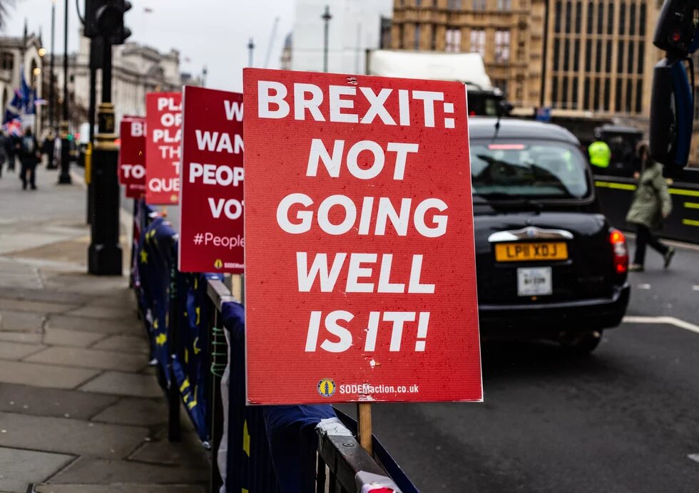 Plakat am Straßenrand - BREXIT: NOT GOING WELL IS IT!