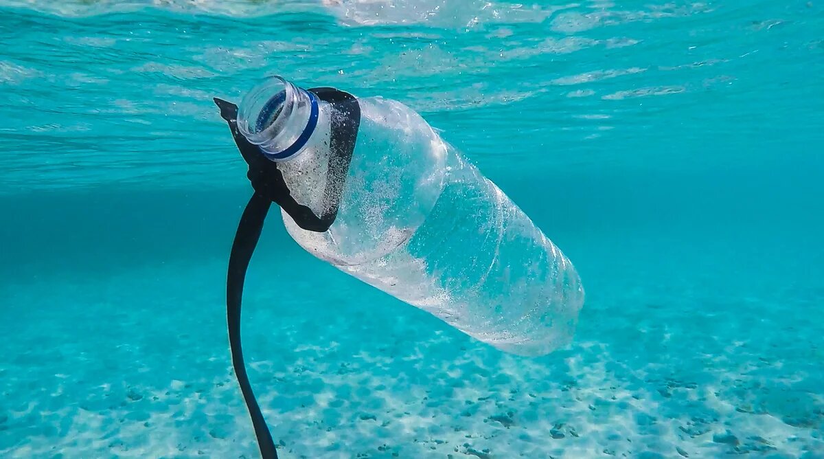 Plastik im Meer/ Foto: Plastikflasche schwimmt durchs Meer