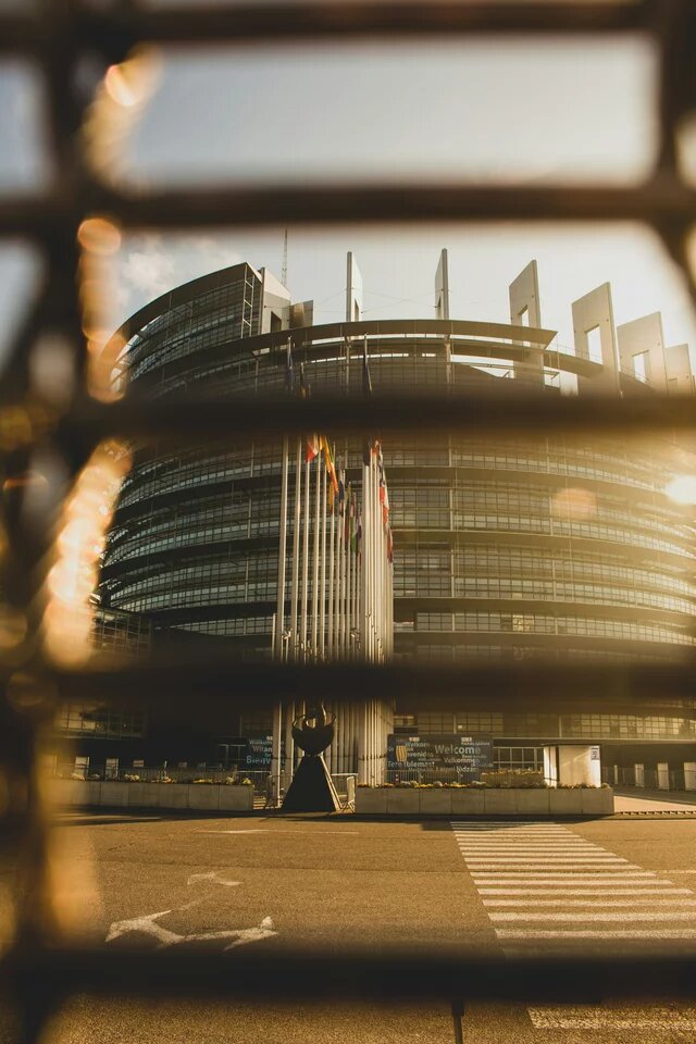 Place de l'Europe, Luxemburg, Europäisches Parlament (Schuman-Gebäude) in der Abendsonne