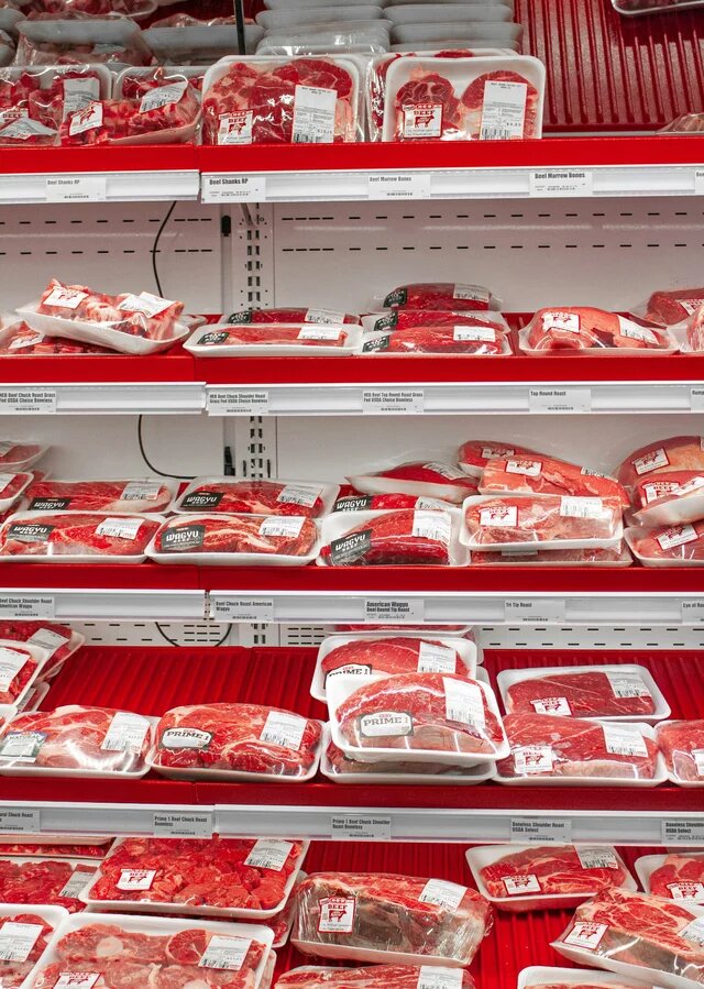 Abgepacktes Fleisch in einem Kühlregal eines Supermarktes.