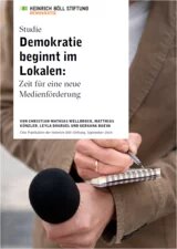 Demokratie beginnt im Lokalen Cover der Publikation - Person hält Mikrofon und Notizblock, schreibt mit Stift. Links Text zur Studie der Heinrich-Böll-Stiftung über lokale Demokratie.